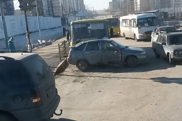 В Екатеринбурге «Мерседес» вколотил «Ладу» в маршрутный автобус - Фото 1