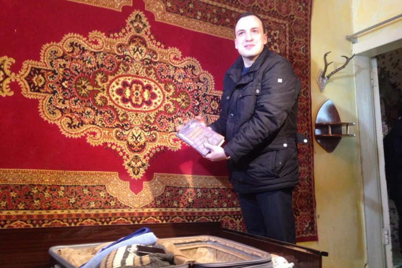 Депутат Ионин решил пристыдить свердловских чиновников и справил новоселье в серовском бараке - Фото 1