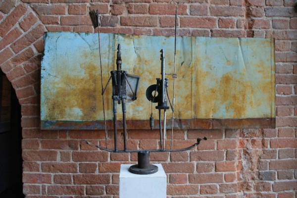 Немецкий художник создал скульптуры из инструментов уральского мастера