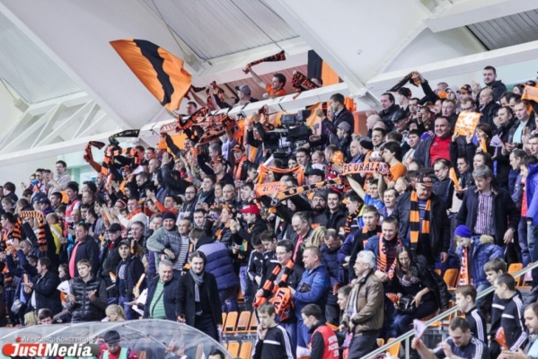 Футбольный комментатор Василий Уткин назвал домашнее поле «Урала» хлевом - Фото 1