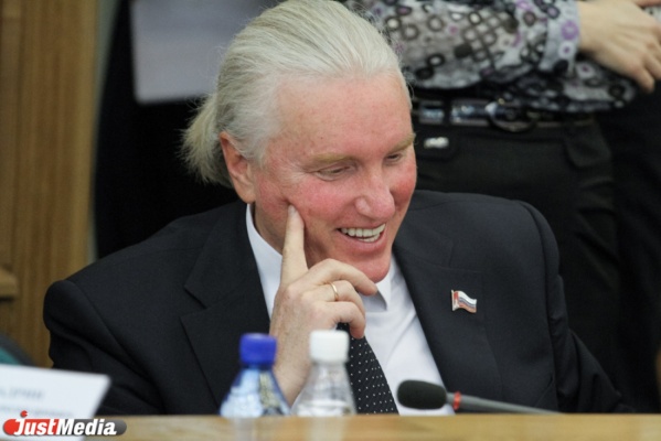 1,4 миллиона рублей в год. В ЕГД дилемма: экономить на депутатских пенсиях или раскулачить парламентария-олигарха