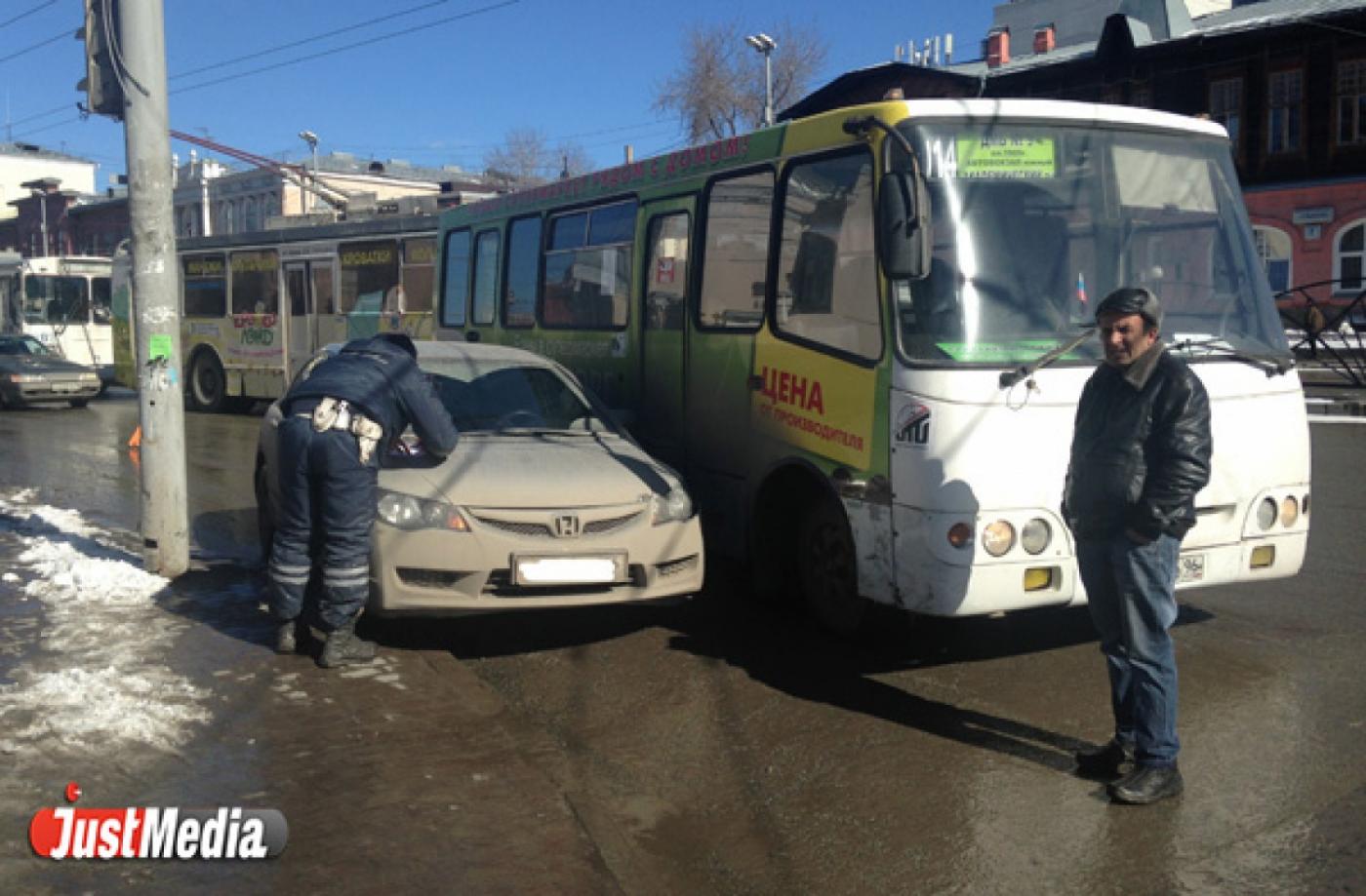 На кольце у Центральной гостиницы из-за ДТП с автобусом встали троллейбусы - Фото 1