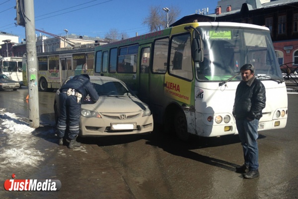 На кольце у Центральной гостиницы из-за ДТП с автобусом встали троллейбусы