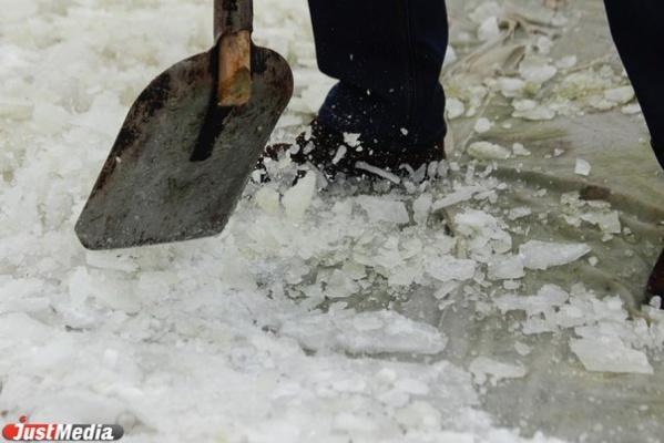 Чтобы напиться, ветеран войны топит снег. Скандал с платными колонками попал под прицел НТВ