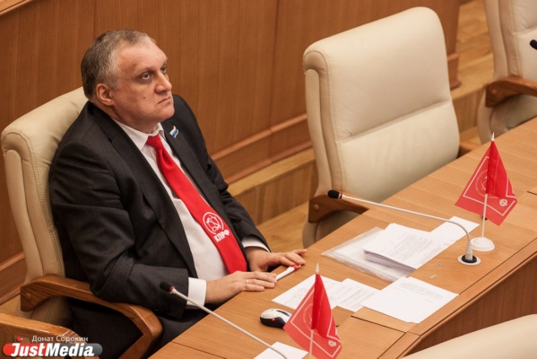 «У работников пропадает стимул к труду». Депутат Шадрин предлагает сократить зарплаты руководителей госучреждений