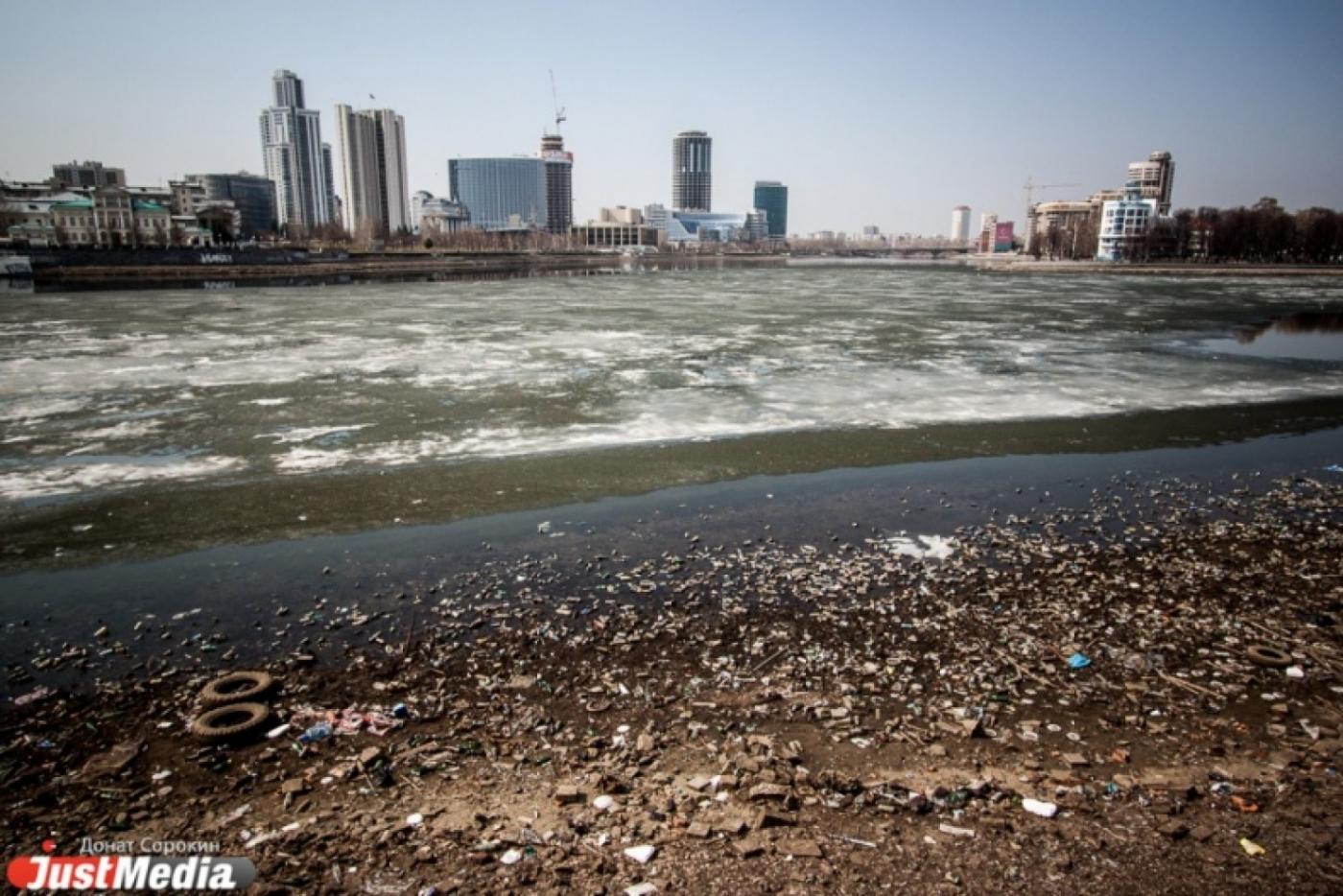 Летом русло Исети будут чистить два раза в неделю - Фото 1