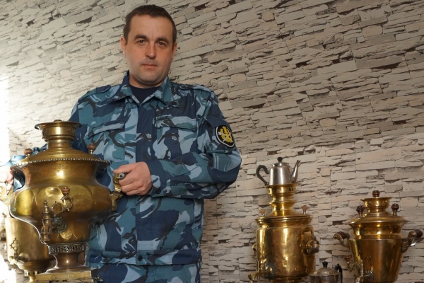 «Все началось с бабушкиного наследства». Сотрудник свердловской колонии собрал коллекцию почти из тридцати самоваров