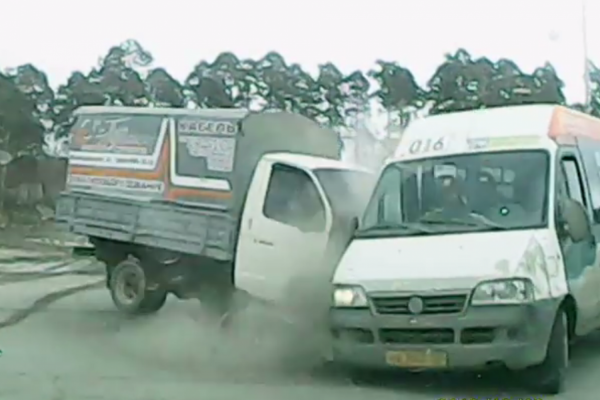 В Екатеринбурге Газель протаранила маршрутку-нарушительницу. ВИДЕО