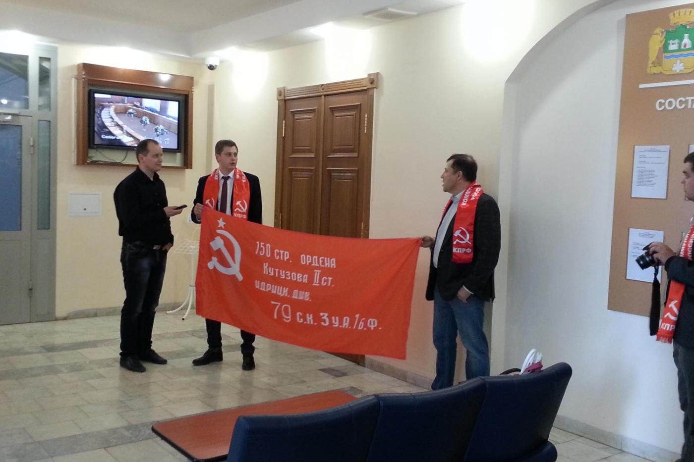 Гордума Екатеринбурга обязала город использовать копии Знамени Победы 9 мая - Фото 1