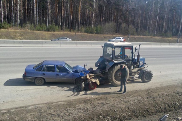 На Россельбане «учитель» на внедорожнике выдавил Daewoo Nexia под трактор. ФОТО