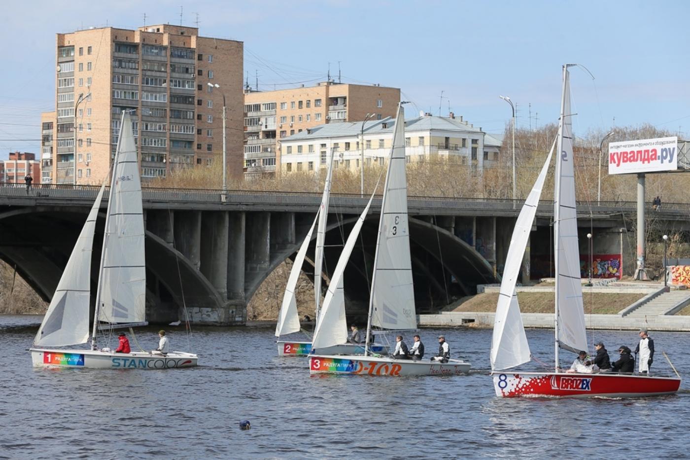 В центре Екатеринбурга именитые яхтсмены открыли парусный сезон праздничной регатой в честь 70-летия Победы - Фото 1