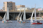 В центре Екатеринбурга именитые яхтсмены открыли парусный сезон праздничной регатой в честь 70-летия Победы