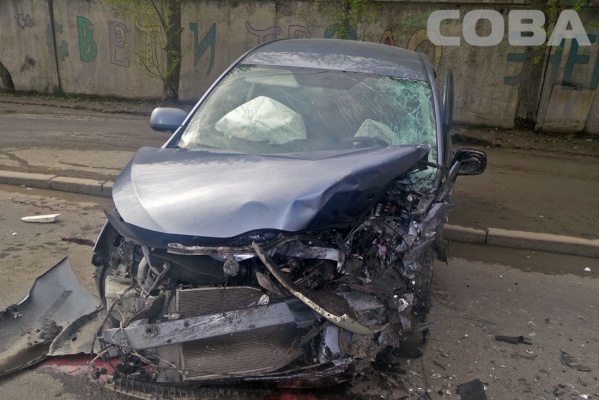 На Эльмаше столкнулись иномарки. Оба водителя госпитализированы