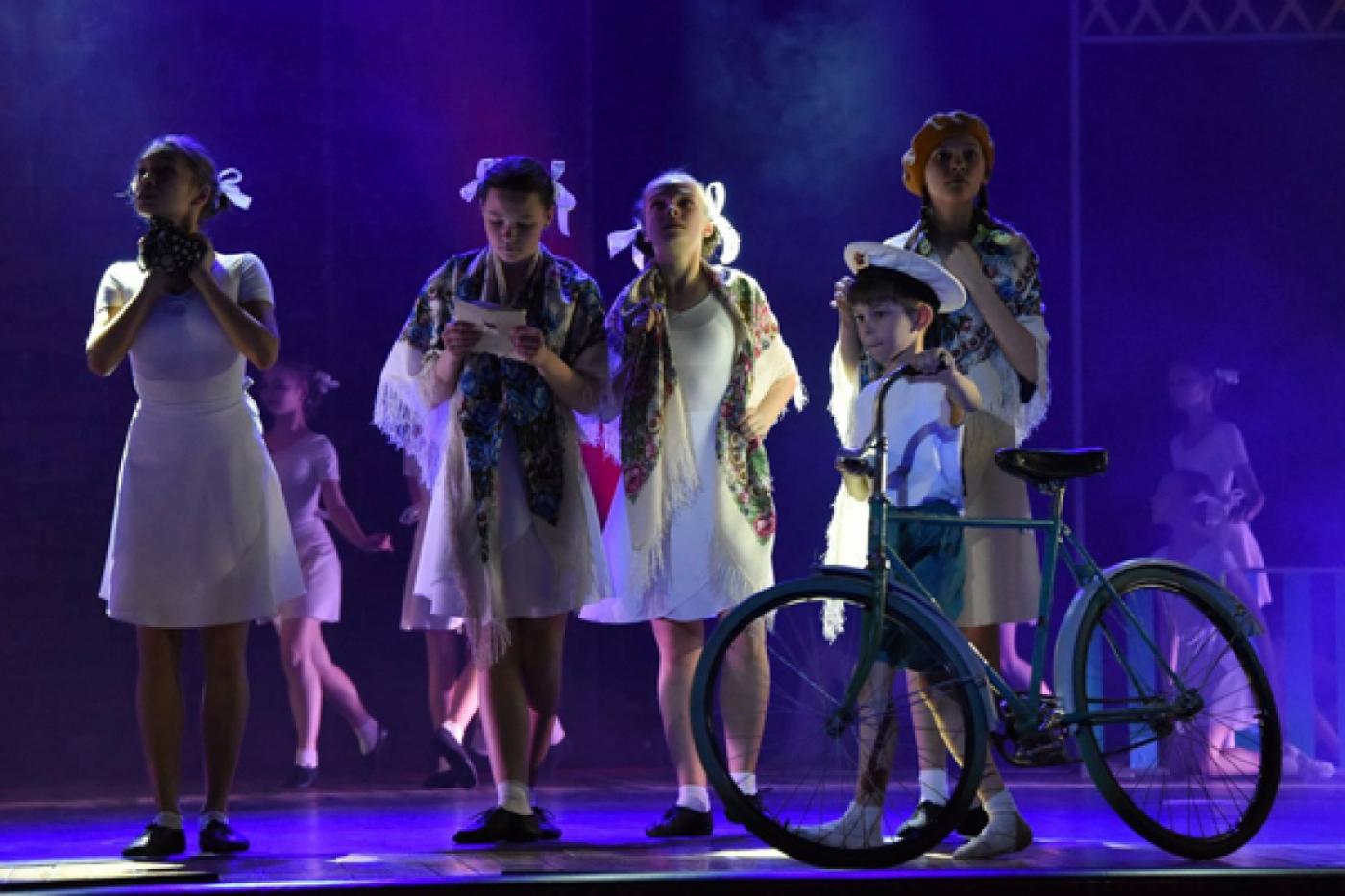 Юные танцоры детской филармонии посвятили поколению выпускников 1941-го новый спектакль - Фото 1