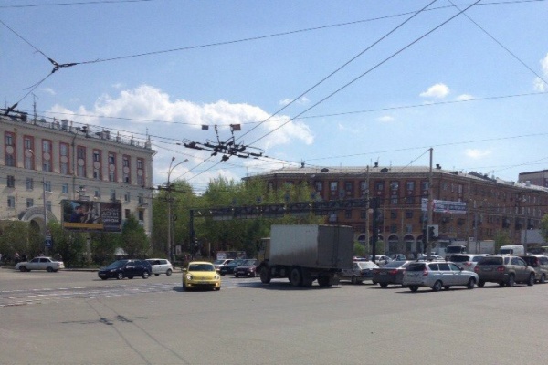 На Уралмаше грузовик преградил дорогу трамваям