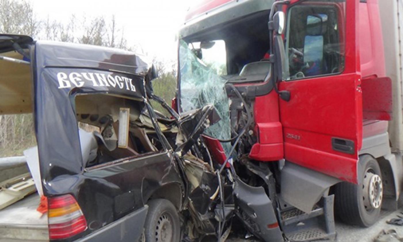 На Пермском тракте в страшной аварии с участием грузовика погиб водитель Mercedes - Фото 1