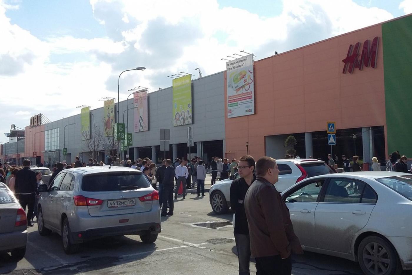 Служба безопасности «МЕГИ» напугала посетителей и работников ТЦ, эвакуировав их из здания. ФОТО - Фото 1