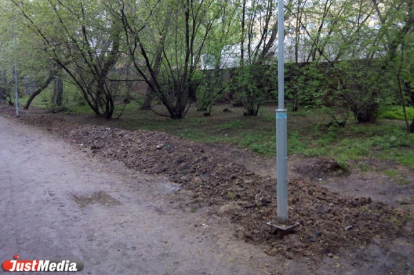 Екатеринбуржцы недовольны работами по освещению: Зеленая роща превратилась в грязевое месиво с хаотично натыканными столбами
