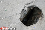 Свердловчане жалуются на дорожные выбоины и открытые люки