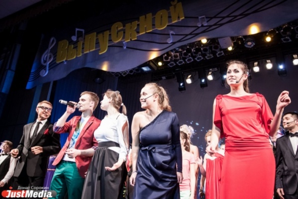 Звезда «Уральских пельменей» Юлия Михалкова сделает из свердловских выпускниц принцесс