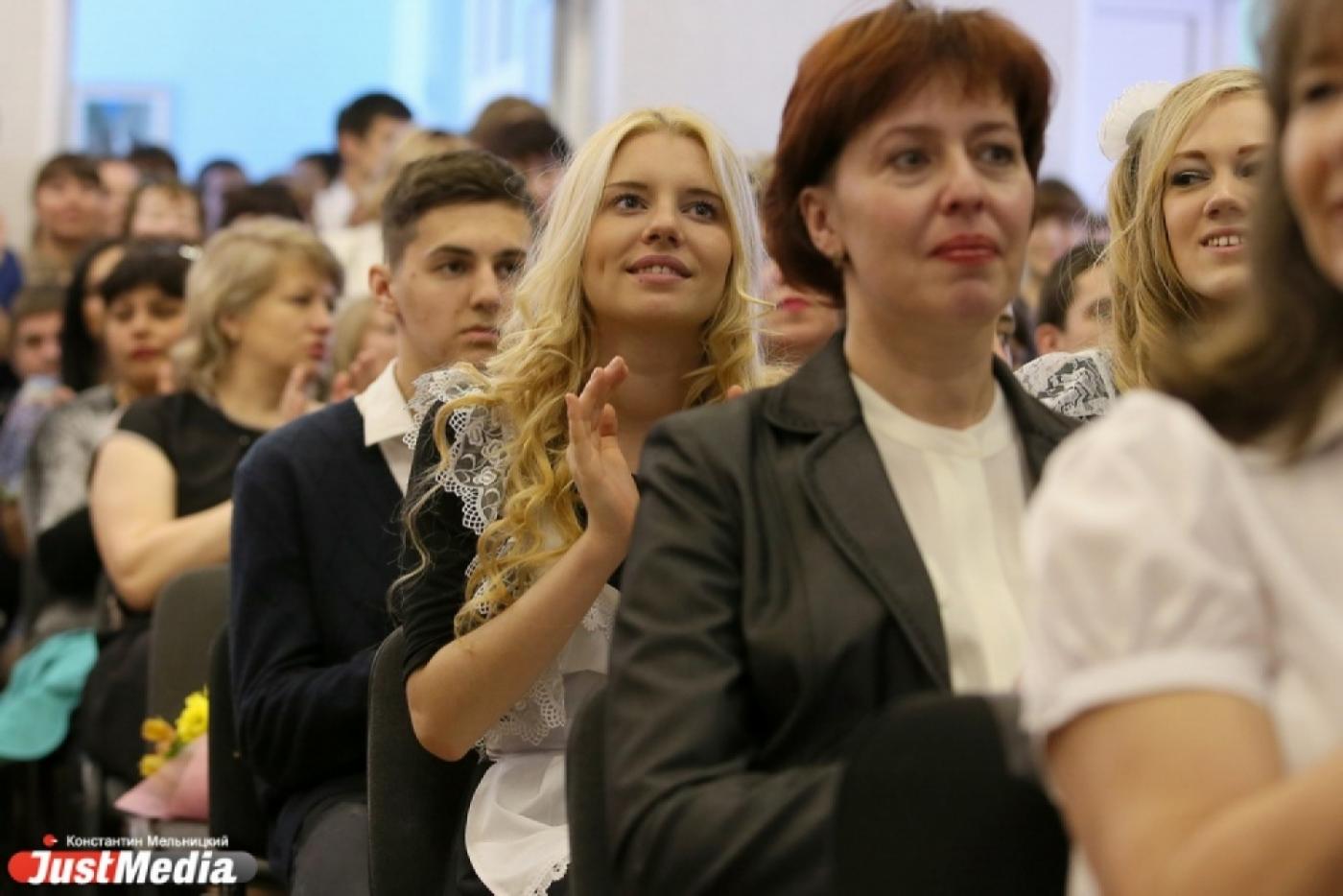 Руководители города поздравили школьников с последним звонком. Областные не пришли - Фото 1