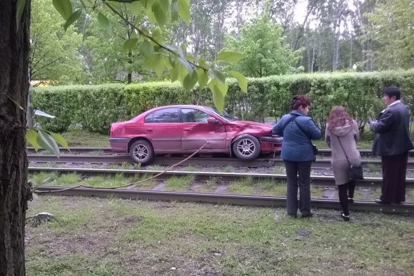 На ВИЗ-бульваре Toyota не пропустила трамвай. Движение электротранспорта парализовано