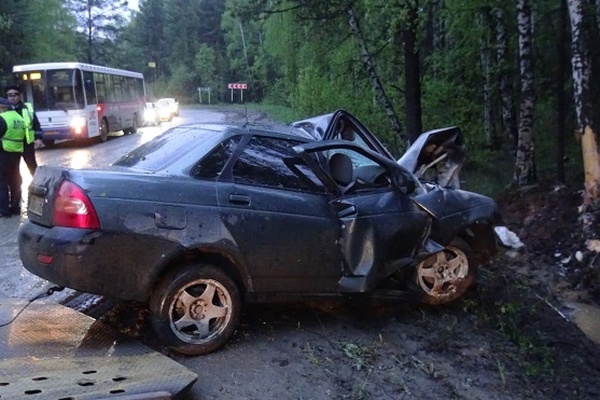 Под Шабрами Лада Приора влетела в березу. ФОТО