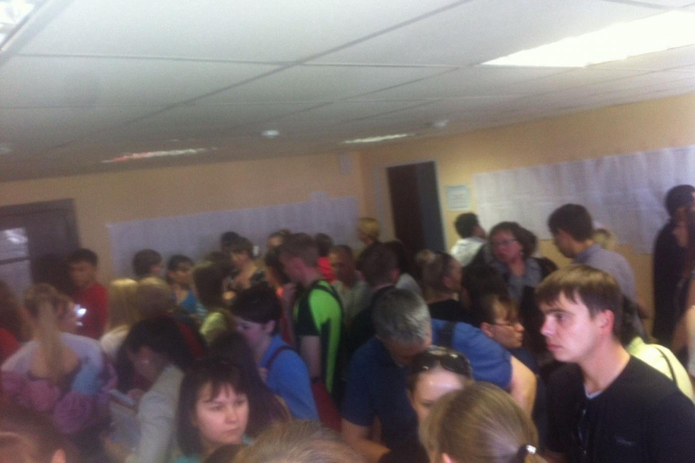 «Очередь, духота, неразбериха». Родители дошколят атаковали отдел образования Чкаловского района. ФОТО - Фото 1