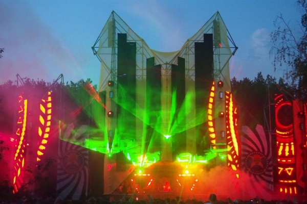 Дымовые пушки, незабываемые треки и мощные диджеи. В Заречном открыли сезон летних музыкальных фестивалей под открытым небом