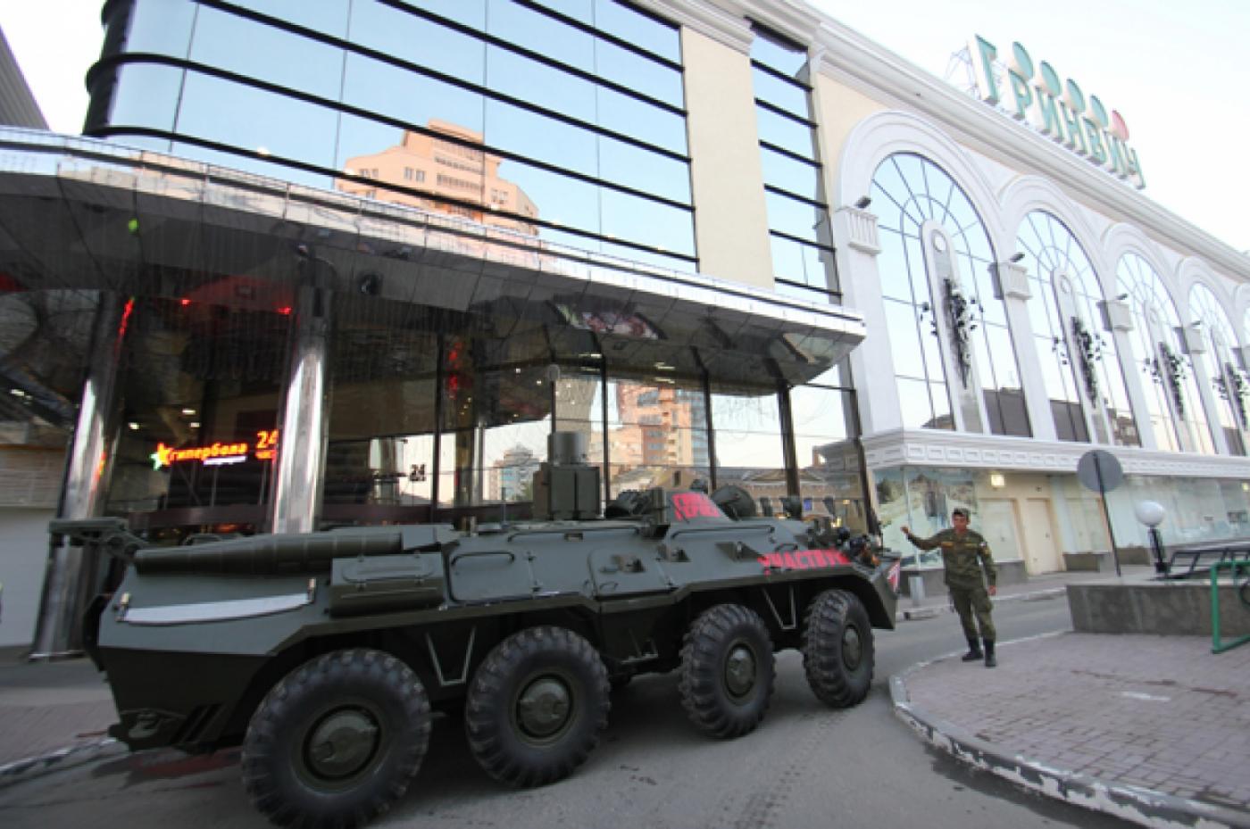 «Можно потрогать и сфотографироваться». У «Гринвича» припарковали бронетранспортер - Фото 1