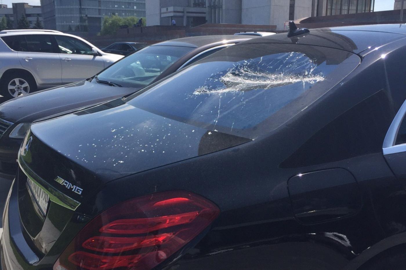 Мужик в камуфляже разбил Mersedes депутата Конькова и избил полицейского. ФОТО - Фото 1