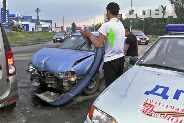 Летел на красный свет. На перекрестке Объездная дорога — Амундсена столкнулись иномарки