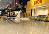 У ТЦ МЕГА град пробил крышу