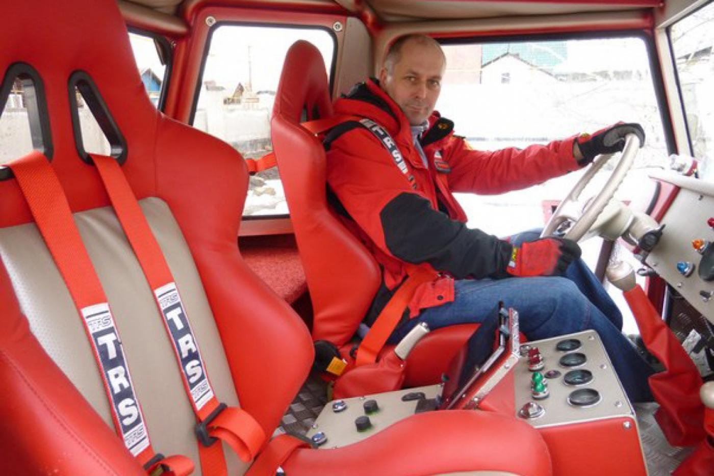 Челябинский Доктор Вий привез в Екатеринбург техноскульптуры из старых авто - Фото 1