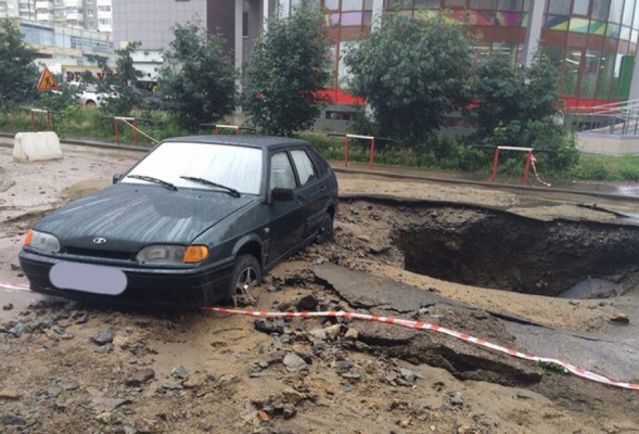 На Репина после потопа на полтора метра вглубь земли провалился асфальт. ФОТО