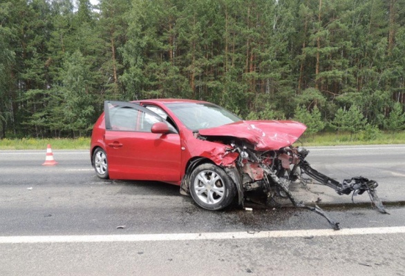 На Тюменском тракте автоледи на иномарке влетела во встречный ВАЗ. Погибли два человека