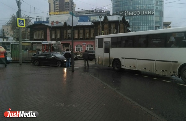 На Малышевском кольце «девятка» не поделила дорогу с троллейбусом. Образовалась пробка