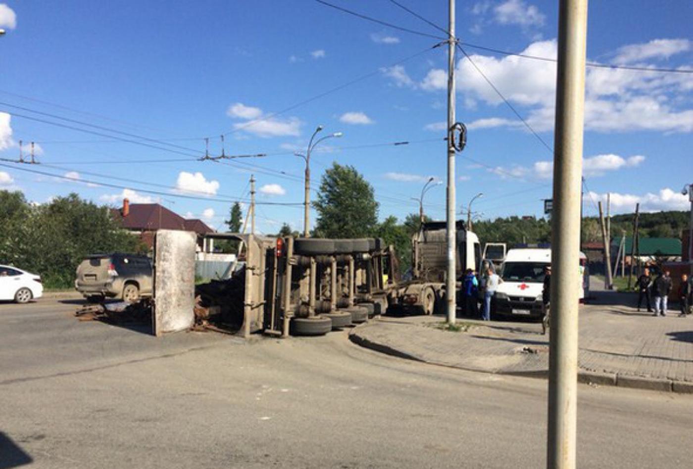 На Щербакова тягач влетел в троллейбус. Движение по улице перекрыто - Фото 1