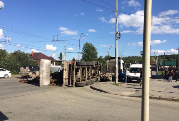 На Щербакова тягач влетел в троллейбус. Движение по улице перекрыто 