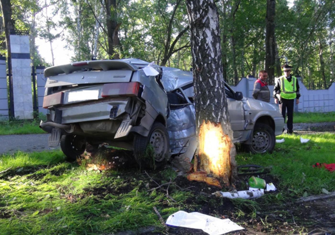 В Екатеринбурге «четырнадцатую» намотало на дерево. Один из пострадавших в шоковом состоянии - Фото 1