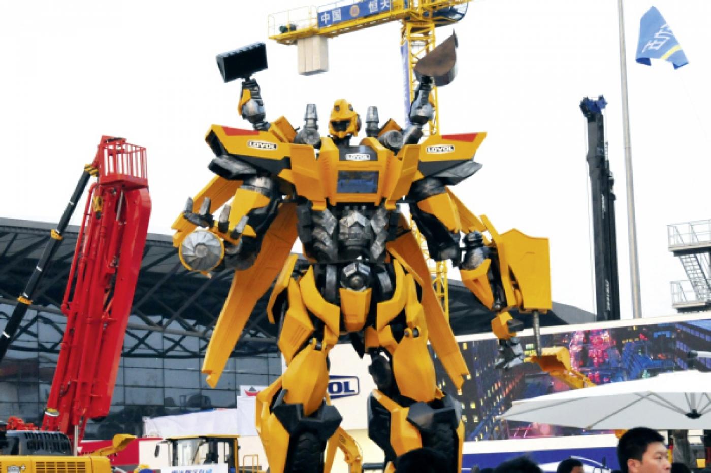 Десятиметровый робот-трансформер из Китая будет развлекать уральских строителей в следующем году - Фото 1