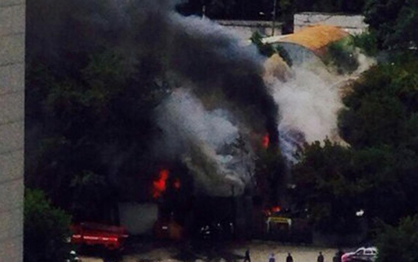 На ВИЗе горит автосервис - Фото 1