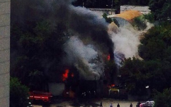 На ВИЗе горит автосервис