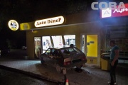 В Екатеринбурге пьяный водитель въехал в павильон быстрого питания