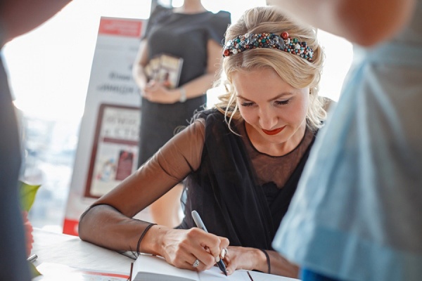 «Алгоритмы имиджа». Екатеринбургский стилист презентовала первую книгу со сводом правил для модниц