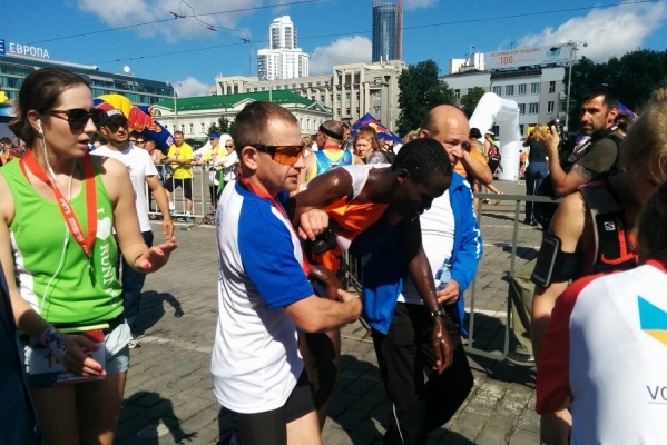 Уральский климат и рельеф трассы чуть не погубили бегуна из Кении