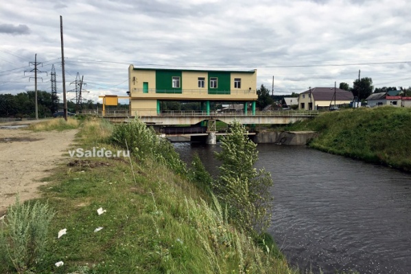 В Верхней Салде автомобиль с инспектором ДПС утонул в пруду