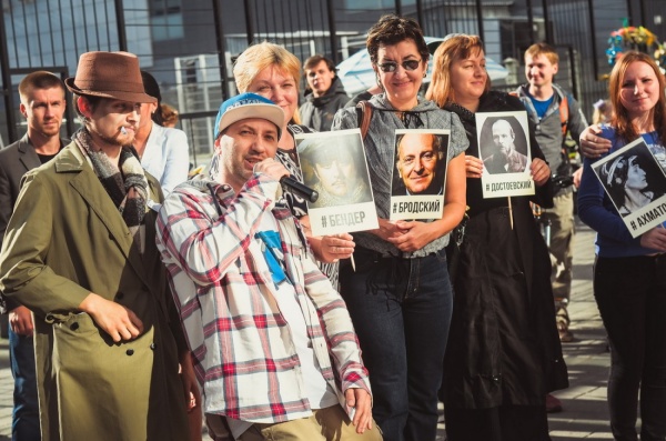 На улице Вайнера прошел «зеленый» музмарафон с арт-объектами из книг