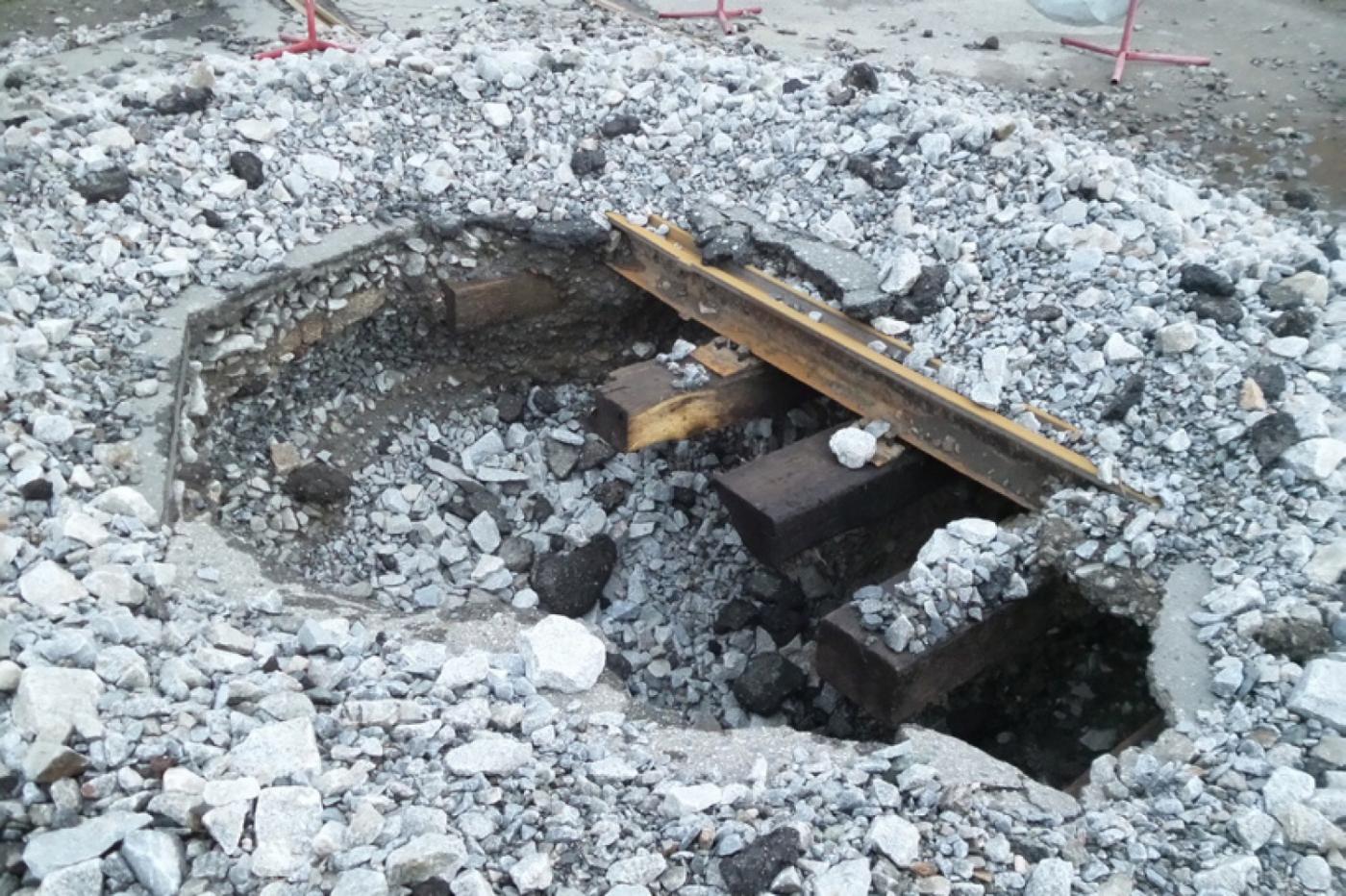 Опрессовки до дыр. Из-за промоины под рельсами до парка Маяковского перестали ходить трамваи - Фото 1