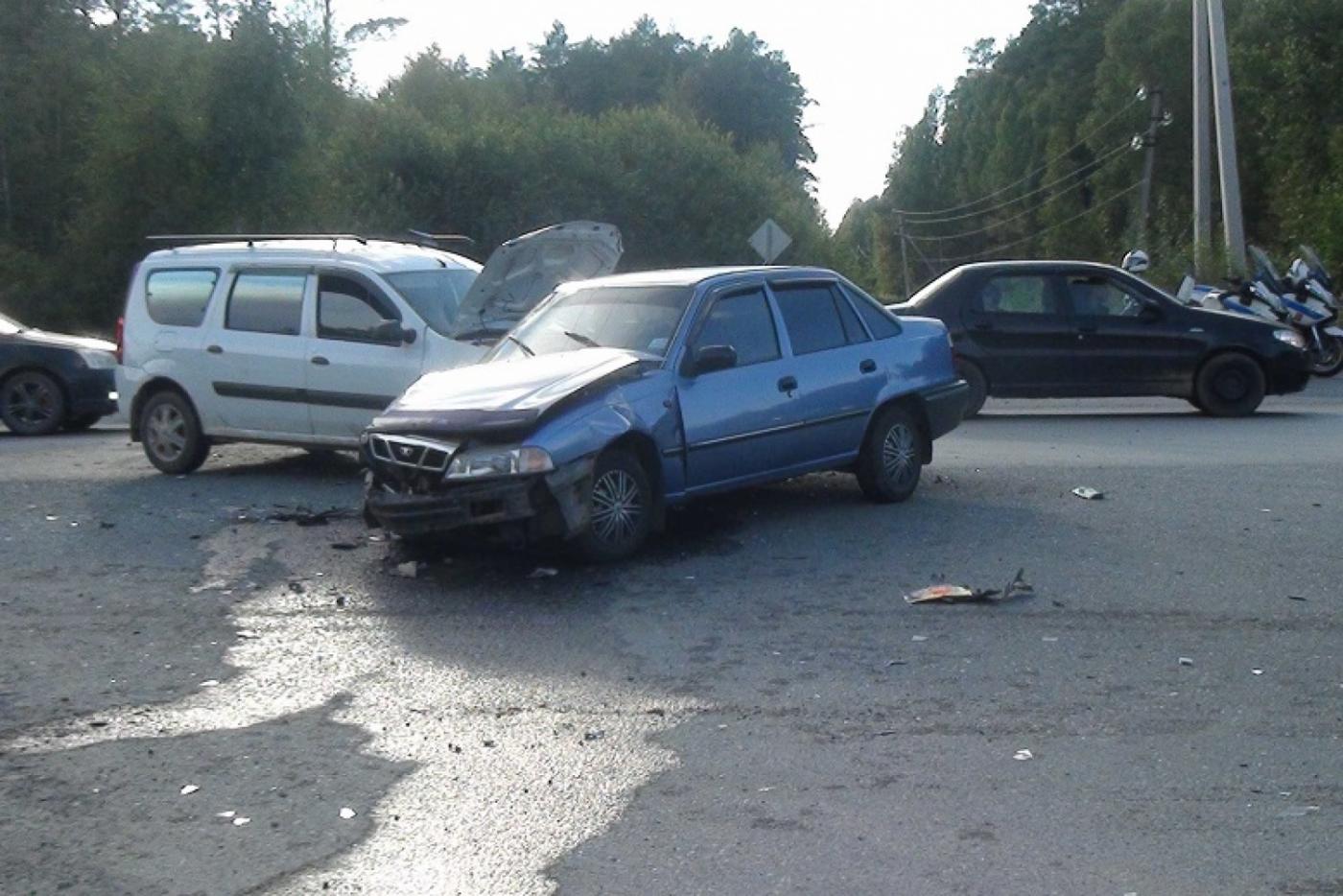 В День города под Березовским «Лада Ларгус» спровоцировала массовое ДТП. ФОТО - Фото 1